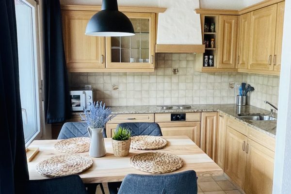 Einbau Küche mit grossem Esstisch